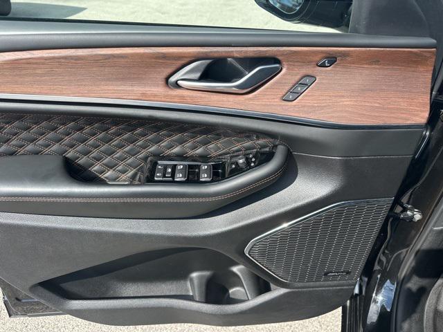Photo of 2025 Diamond Black Crystal Pearlcoat Jeep Grand Cherokee L