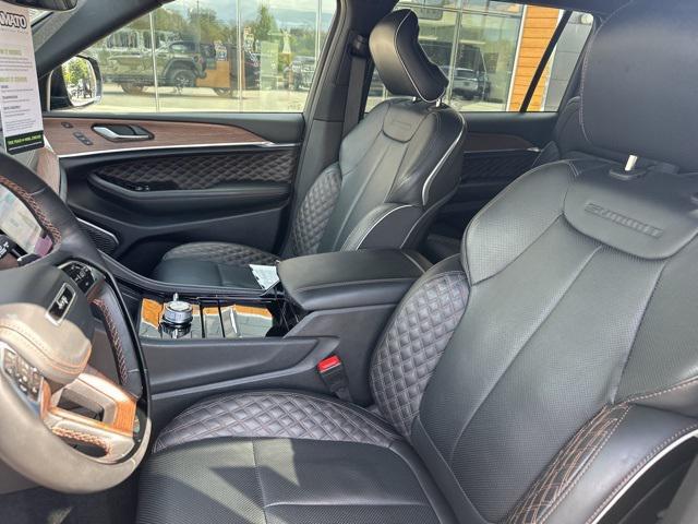 Photo of 2025 Diamond Black Crystal Pearlcoat Jeep Grand Cherokee L