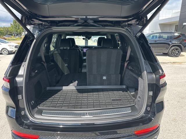 Photo of 2025 Diamond Black Crystal Pearlcoat Jeep Grand Cherokee L