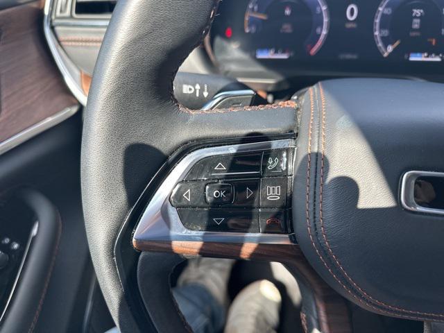 Photo of 2025 Diamond Black Crystal Pearlcoat Jeep Grand Cherokee L
