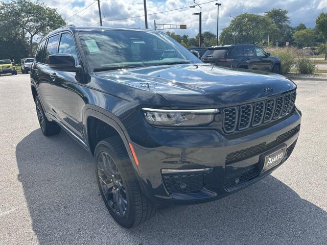 Photo of 2025 Diamond Black Crystal Pearlcoat Jeep Grand Cherokee L