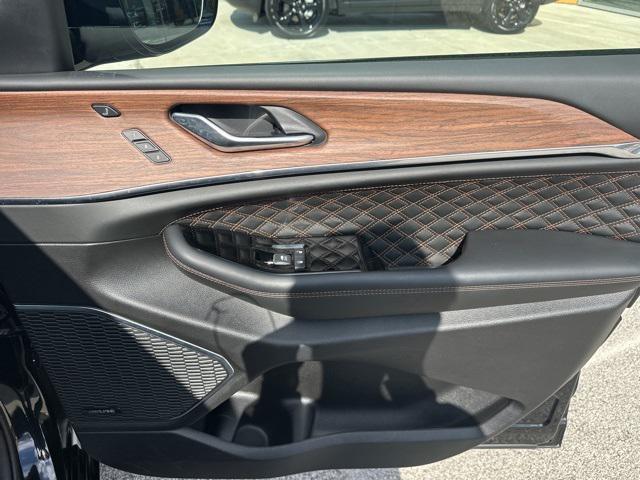 Photo of 2025 Diamond Black Crystal Pearlcoat Jeep Grand Cherokee L