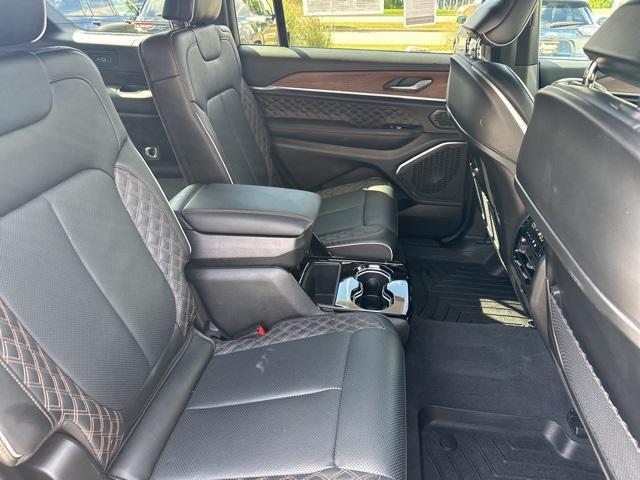 Photo of 2025 Diamond Black Crystal Pearlcoat Jeep Grand Cherokee L