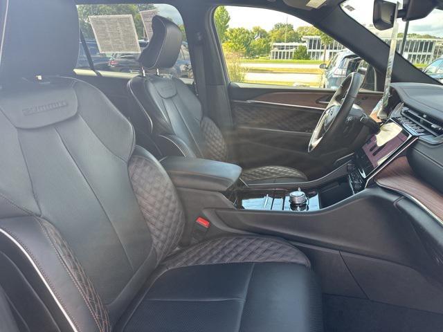 Photo of 2025 Diamond Black Crystal Pearlcoat Jeep Grand Cherokee L