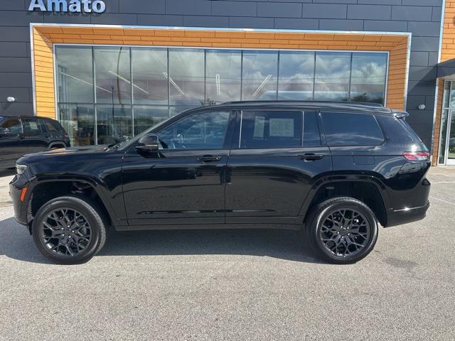 Photo of 2025 Diamond Black Crystal Pearlcoat Jeep Grand Cherokee L