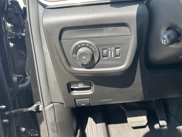 Photo of 2025 Diamond Black Crystal Pearlcoat Jeep Grand Cherokee L