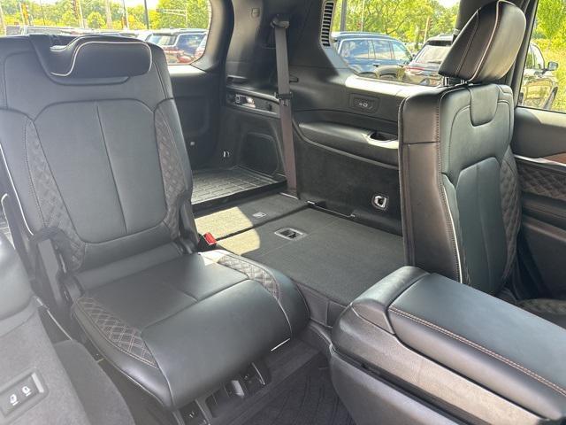 Photo of 2025 Diamond Black Crystal Pearlcoat Jeep Grand Cherokee L
