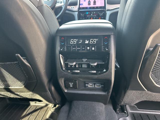 Photo of 2025 Diamond Black Crystal Pearlcoat Jeep Grand Cherokee L