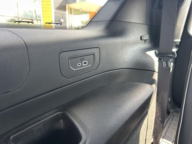 Photo of 2025 Diamond Black Crystal Pearlcoat Jeep Grand Cherokee L