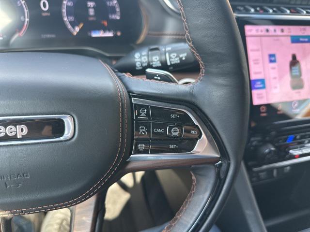 Photo of 2025 Diamond Black Crystal Pearlcoat Jeep Grand Cherokee L