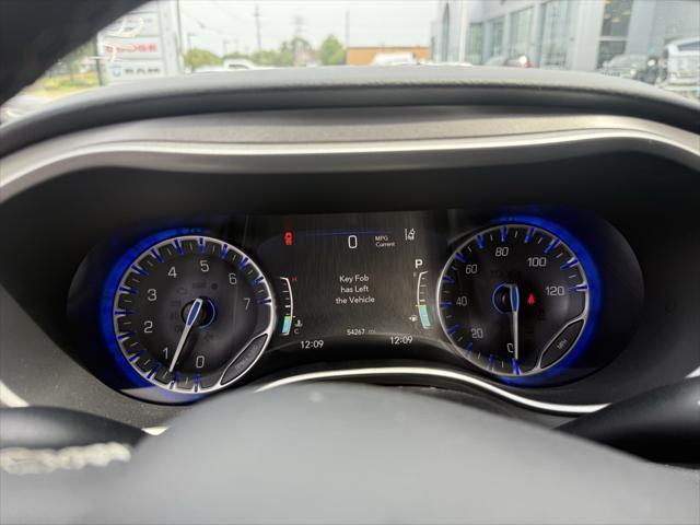 Photo of 2022 Brilliant Black Crystal Pearlcoat Chrysler Pacifica