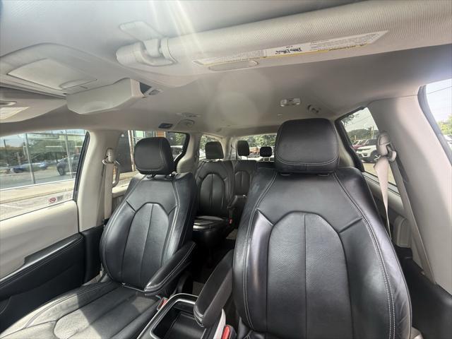 Photo of 2022 Brilliant Black Crystal Pearlcoat Chrysler Pacifica
