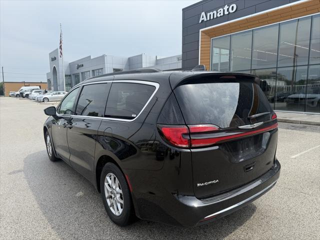 Photo of 2022 Brilliant Black Crystal Pearlcoat Chrysler Pacifica