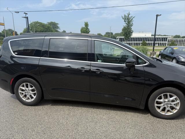 Photo of 2022 Brilliant Black Crystal Pearlcoat Chrysler Pacifica