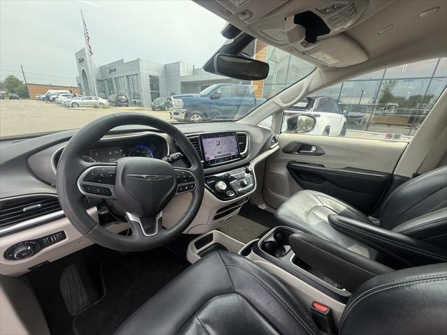 Photo of 2022 Brilliant Black Crystal Pearlcoat Chrysler Pacifica