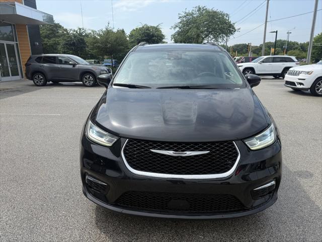 Photo of 2022 Brilliant Black Crystal Pearlcoat Chrysler Pacifica