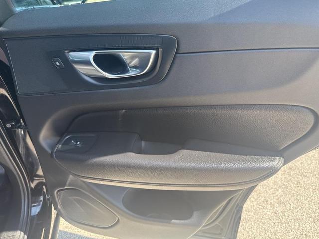 Photo of 2022 Onyx Black Metallic Volvo XC60