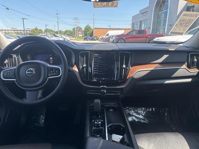 Photo of 2022 Onyx Black Metallic Volvo XC60
