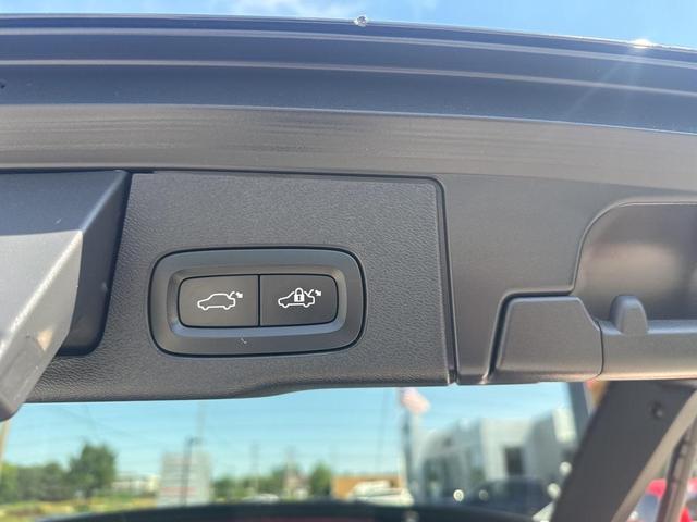Photo of 2022 Onyx Black Metallic Volvo XC60