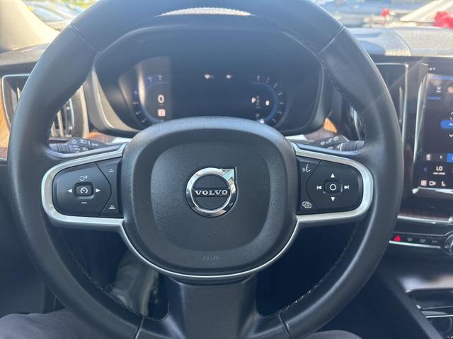Photo of 2022 Onyx Black Metallic Volvo XC60