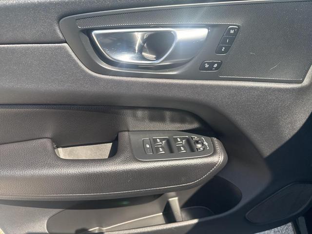 Photo of 2022 Onyx Black Metallic Volvo XC60