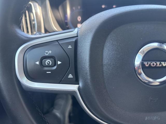Photo of 2022 Onyx Black Metallic Volvo XC60