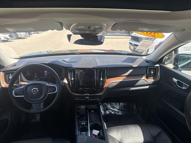Photo of 2022 Onyx Black Metallic Volvo XC60