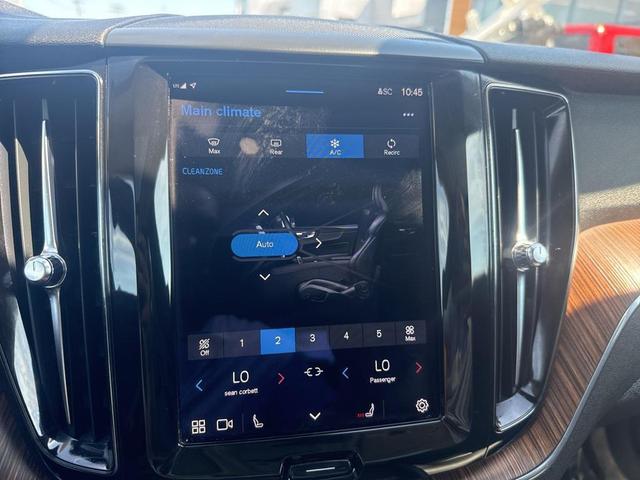 Photo of 2022 Onyx Black Metallic Volvo XC60