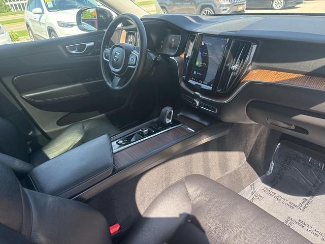 Photo of 2022 Onyx Black Metallic Volvo XC60