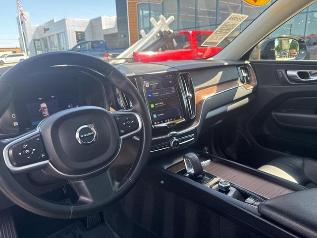 Photo of 2022 Onyx Black Metallic Volvo XC60