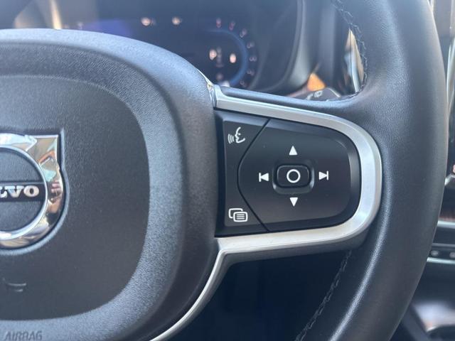 Photo of 2022 Onyx Black Metallic Volvo XC60