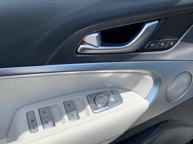 Photo of 2025 Vik Black Genesis G70