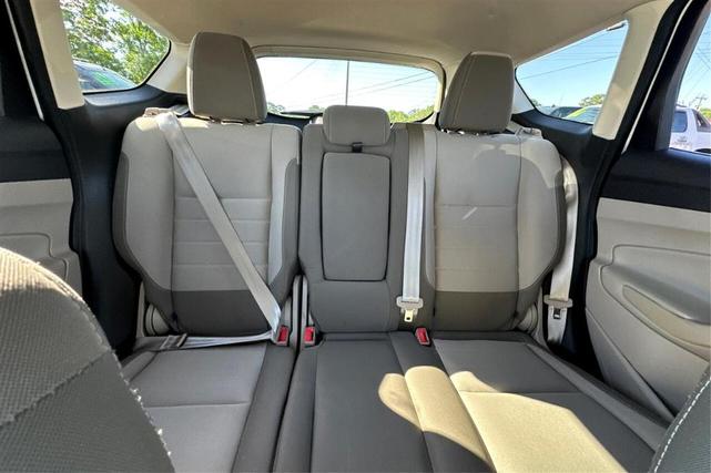 Photo of 2016 White Ford Escape