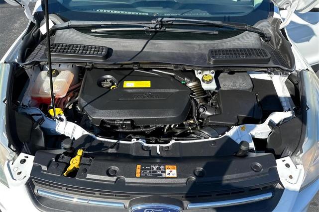 Photo of 2016 White Ford Escape
