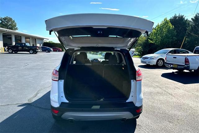 Photo of 2016 White Ford Escape