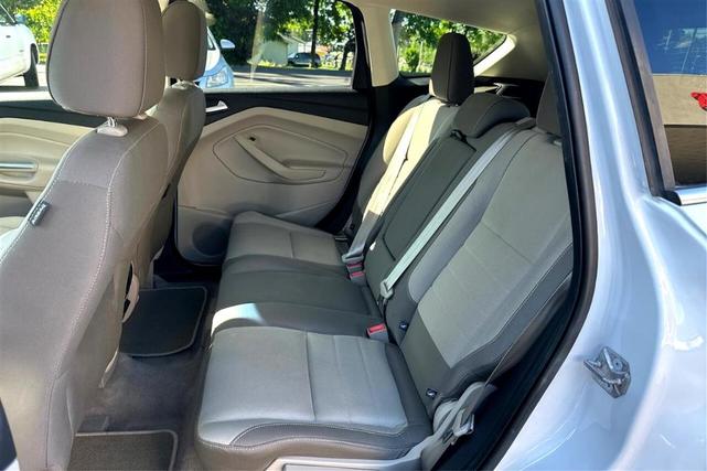 Photo of 2016 White Ford Escape