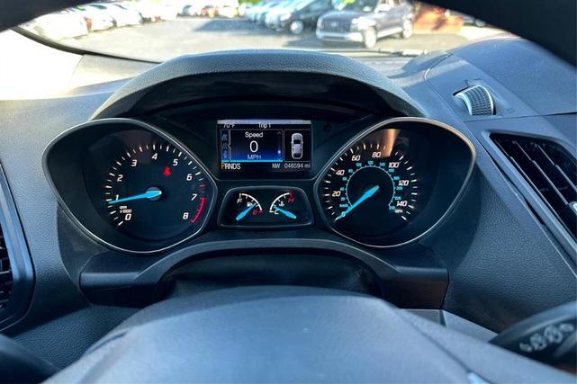 Photo of 2016 White Ford Escape