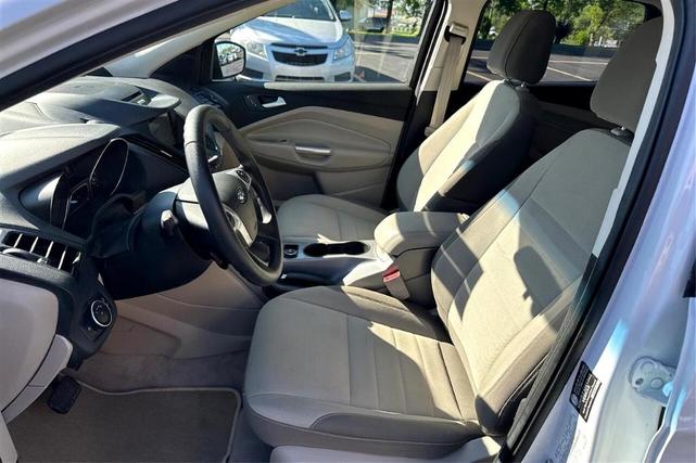Photo of 2016 White Ford Escape