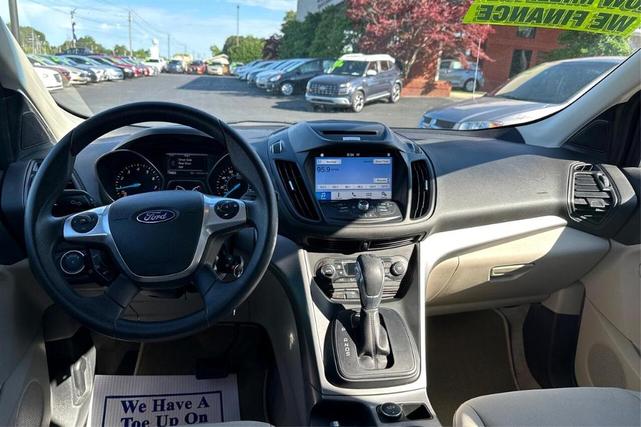 Photo of 2016 White Ford Escape