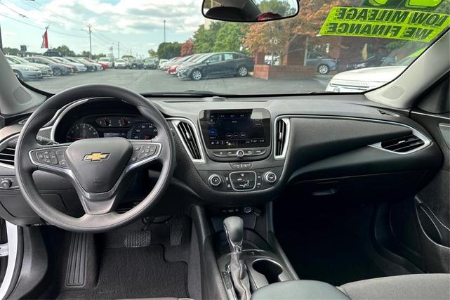 Photo of 2024 White Chevrolet Malibu