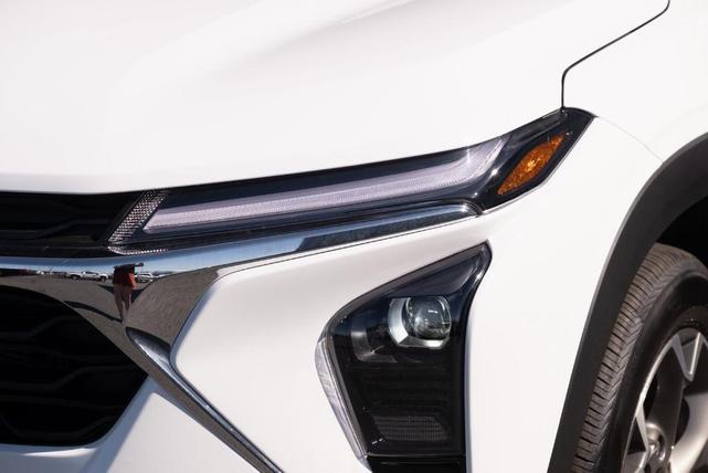Photo of 2025 White Chevrolet Trax