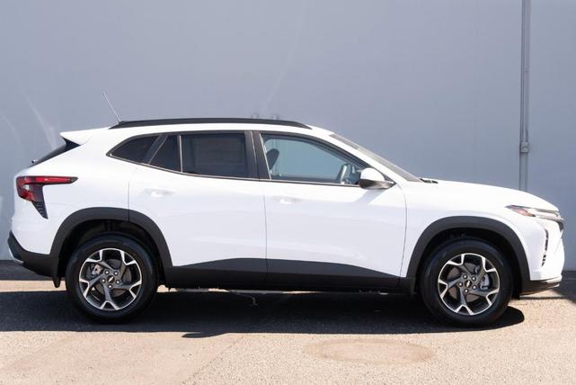 Photo of 2025 White Chevrolet Trax