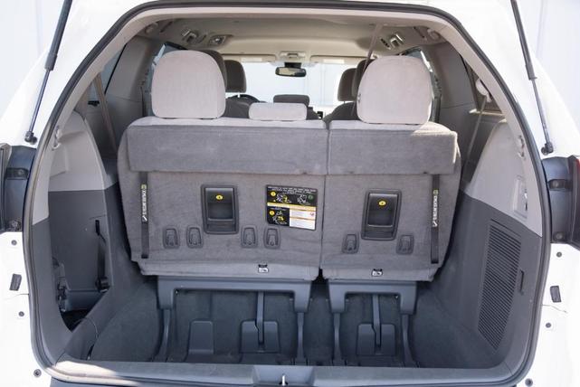 Photo of 2020 White Toyota Sienna