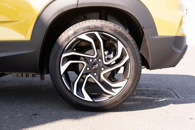 Photo of 2025 Yellow Chevrolet Trailblazer