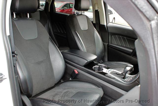 Photo of 2018 White Platinum Metallic Tri-Coat Ford Edge