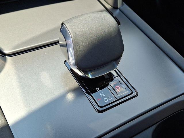 Photo of 2025 White Land Rover Discovery Sport