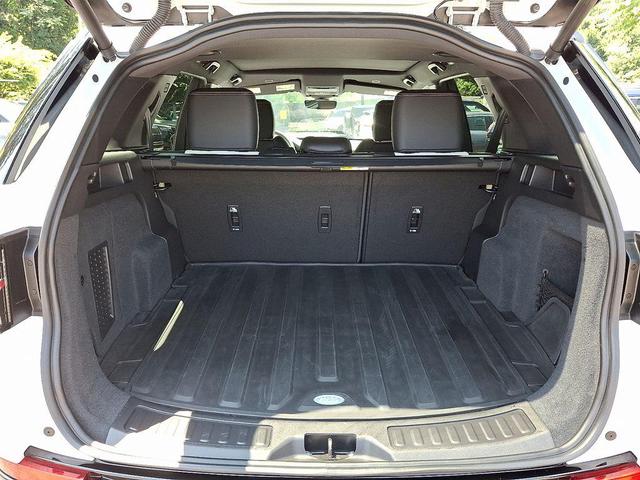 Photo of 2025 White Land Rover Discovery Sport