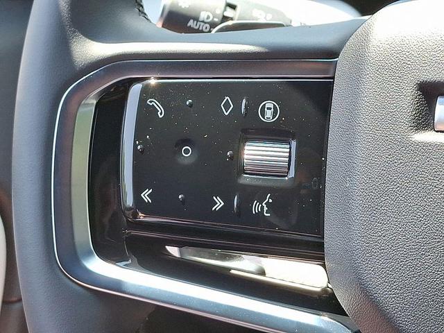 Photo of 2025 White Land Rover Discovery Sport