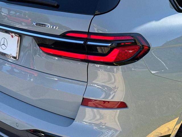 Photo of 2023 Brooklyn Grey Metallic BMW X7