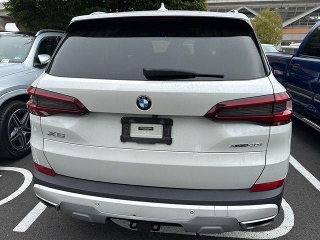 Photo of 2020 Mineral White Metallic BMW X5